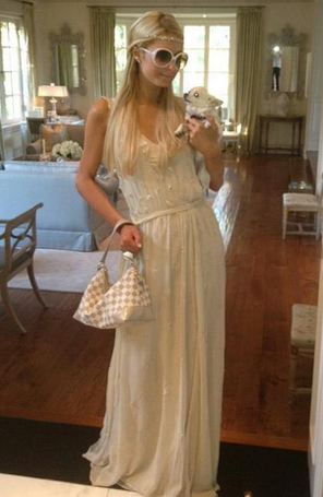 Paris Hilton posa com seu <i>pet</i> Pixer
