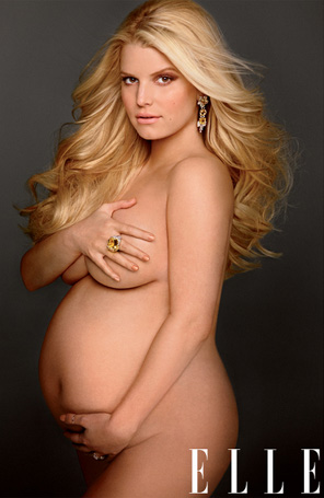 Grávida, Jessica Simpson posa nua e revela sexo do bebê