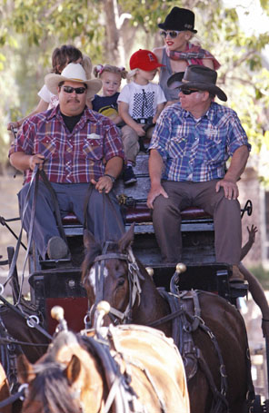 Gwen Stefani passeia de charrete com os filhos