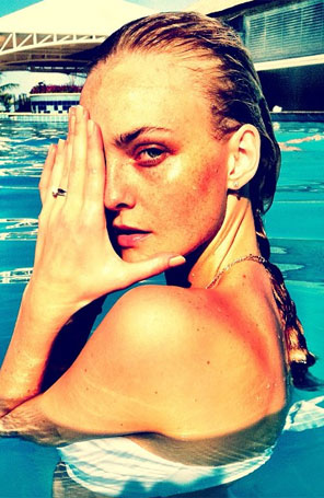 Carol Trentini posa na piscina para o marido
