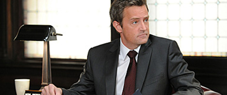 Veja foto de Matthew Perry como advogado em <i>The Good Wife</i>