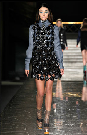 Miranda Kerr desfila pela <i>Miu Miu</i>
