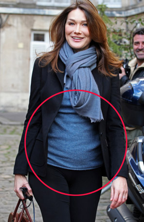 Carla Bruni exibe barriguinha e levanta suspeitas de gravidez