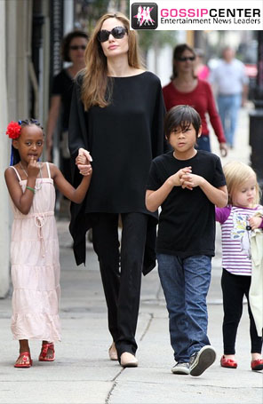 Angelina Jolie passeia com os filhos