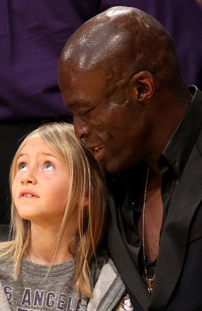Ex-marido de Heidi Klum assiste a jogo de basquete com a filha