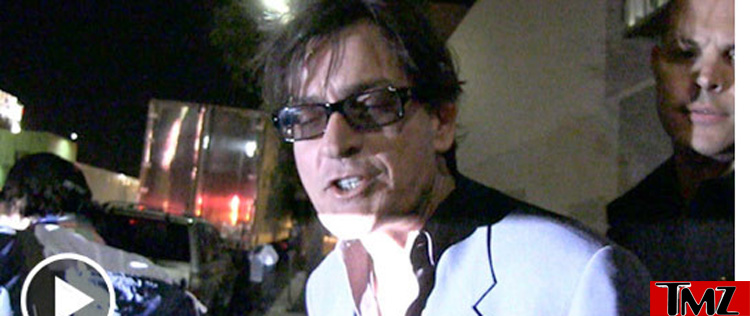 Charlie Sheen parece alcoolizado ao deixar <i>show</i>