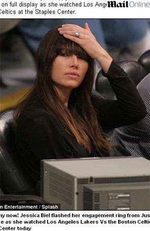 Jessica Biel volta a usar a suposta aliança de noivado