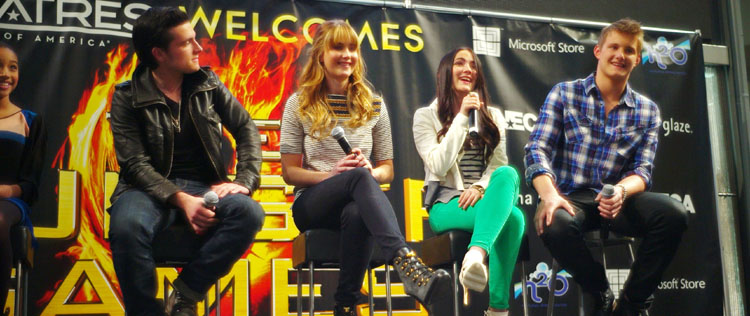 Elenco de <i>Jogos Vorazes</i> promove filme em <i>shopping</i> dos EUA