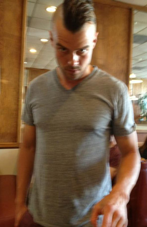 Josh Duhamel corta o cabelo e faz moicano para novo filme