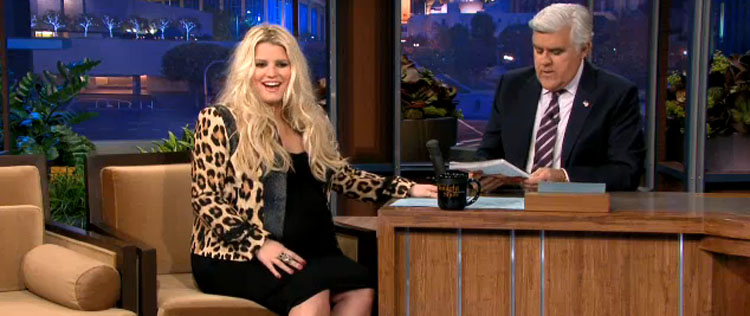 Jessica Simpson brinca com o tamanho de sua barriga de grávida