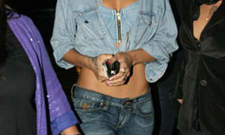 Rihanna deixa a barriga à mostra e exibe raiz dos cabelos de cor diferente