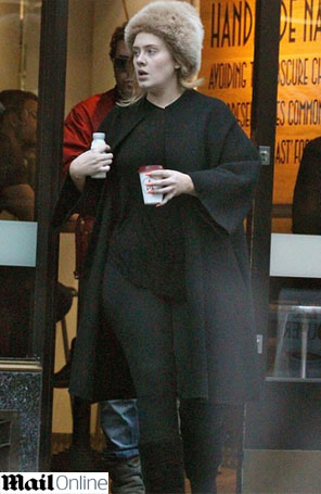 Mais magra, Adele passeia em Londres
