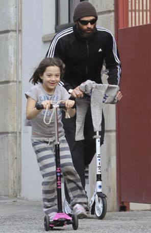 Hugh Jackman brinca com a filha em Nova York