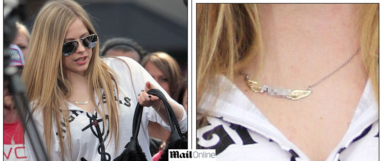 Avril Lavigne usa colar com palavra obscena