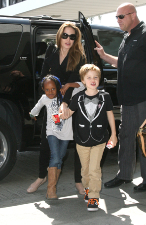 Filha de Angelina Jolie usa <i>smoking</i>