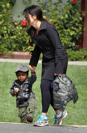 Filho de Sandra Bullock mostra estilo ao deixar escola