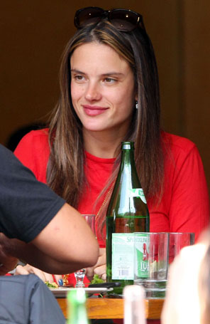 Alessandra Ambrósio sai para almoçar sem maquiagem