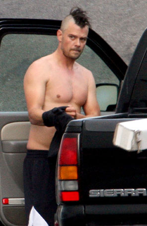 Com moicano, Josh Duhamel exibe o corpo sarado após malhação