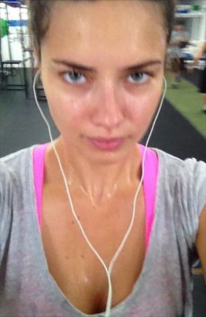 Adriana Lima posta foto suada e sem maquiagem!