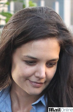 Katie Holmes é flagrada despenteada e com cabelos brancos!