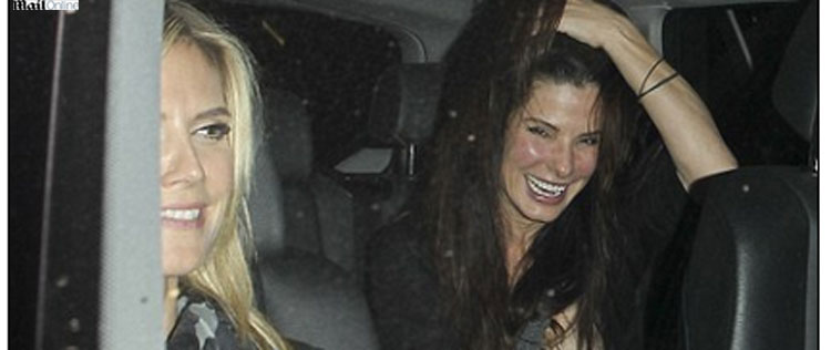 Sandra Bullock e Heidi Klum se divertem ao sair de restaurante