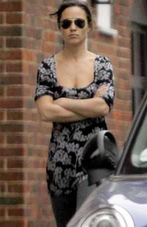 Pippa Middleton exibe decotão em Londres