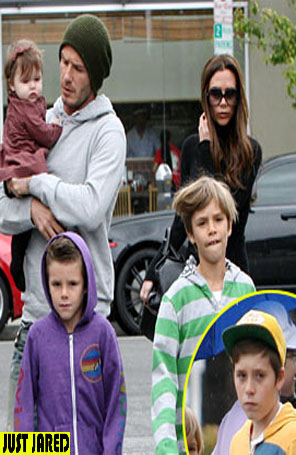 David Beckham passeia com a família