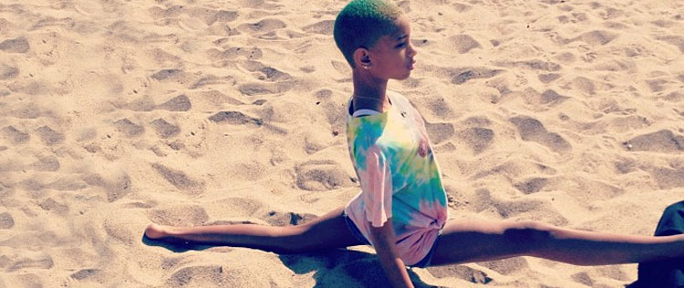 Willow Smith mostra elasticidade em foto