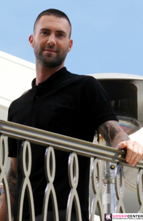 Adam Levine exibe novo corte de cabelo