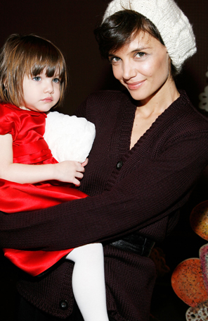 Katie Holmes leva Suri a estúdio de artes