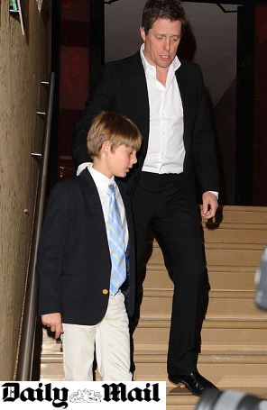 Hugh Grant leva o filho da ex, Elizabeth Hurley, à <i>première</i>