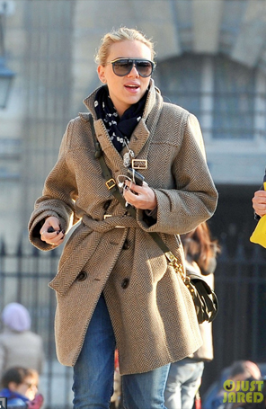 Scarlett Johansson foi vista passeando em Paris
