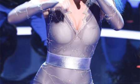 Katy Perry usa <I>look</i> transparente em premiação