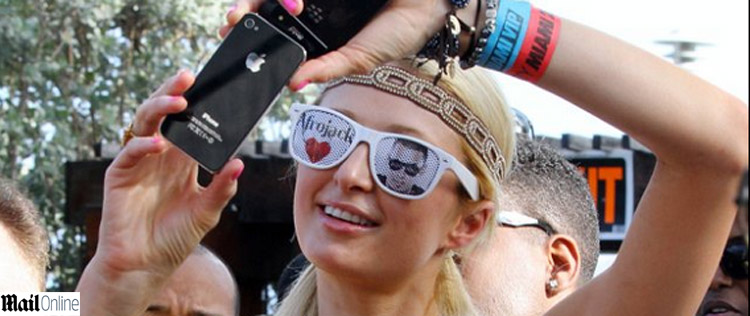 Paris Hilton homenageia <I>DJ</i> com óculos de sol