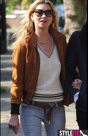 Kate Moss esquece o zíper da calça aberto