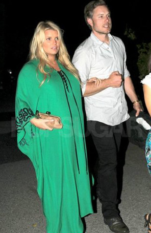 Jessica Simpson vai a festa de noivado