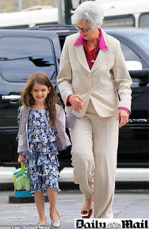 Suri Cruise passeia com a avó pelas ruas de Nova York