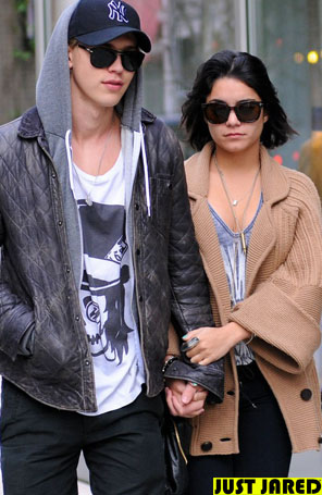 Vanessa Hudgens sai para passear com namorado
