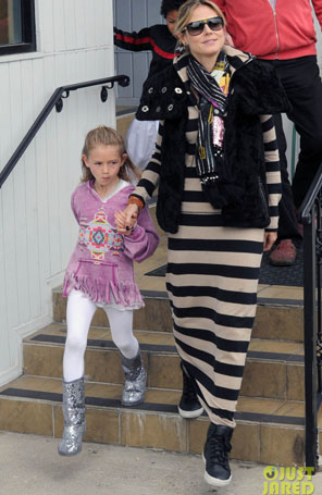 Heidi Klum leva filha para aula de karatê