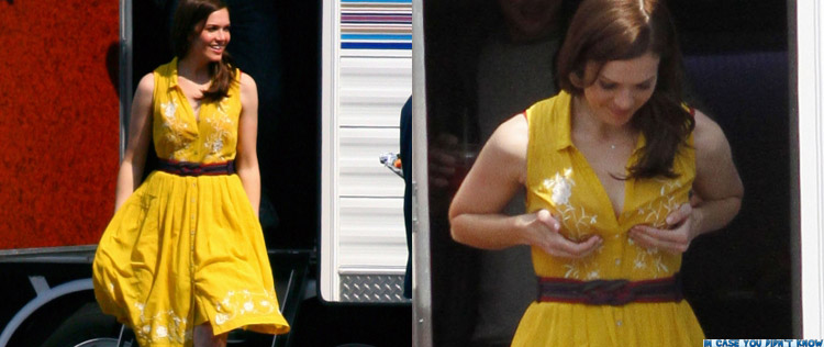 Mandy Moore arruma seios no vestido em gravação de série
