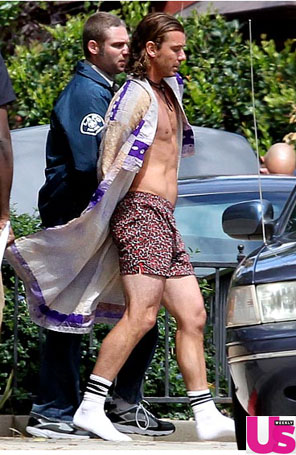 Marido de Gwen Stefani é preso usando apenas cueca e um roupão