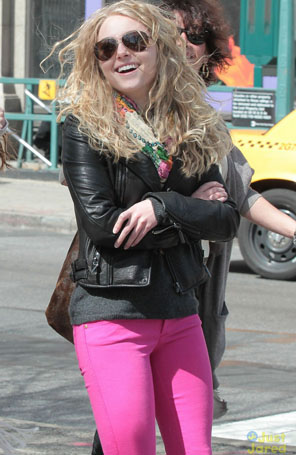 AnnaSophia Robb usa calça <i>pink</i> em novo <i>Sex and the City</i>