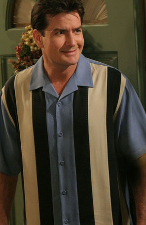 Charlie Sheen volta a alfinetar <i>Two and a Half Men</i>