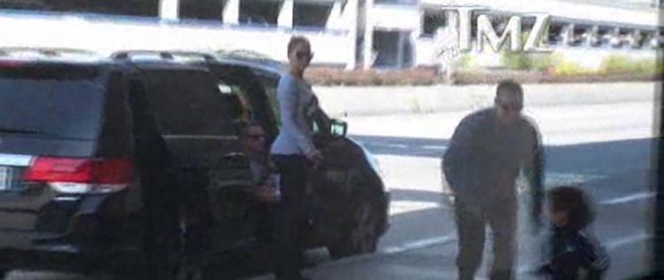 Filho de Jennifer Lopez sai correndo da mãe em aeroporto em Los Angeles