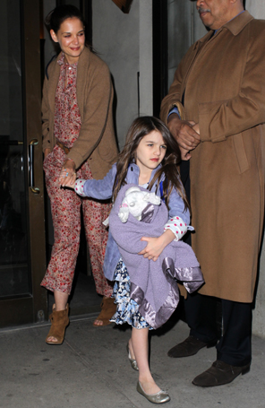 Katie Holmes e Suri Cruise foram flagradas pegando um helicóptero em NY