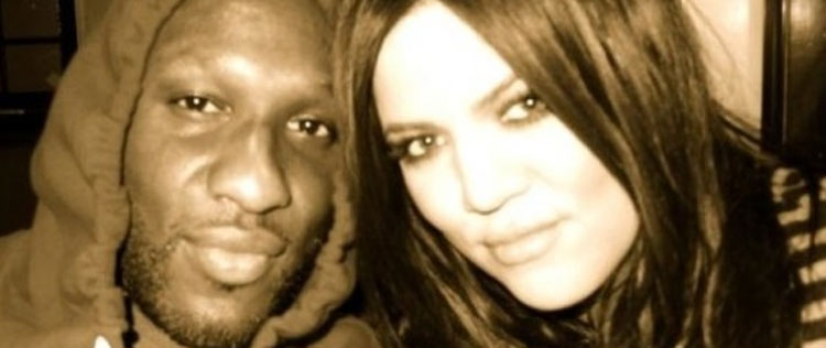 Irmã de Kim Kardashian diz que cozinha nua para o marido