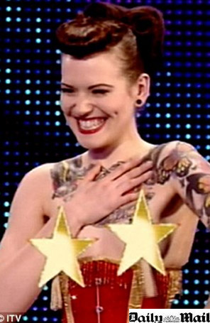 Dançarina burlesca surpreende Simon Cowell