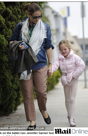 Jennifer Garner deixa o bebê em casa e sai com Violet