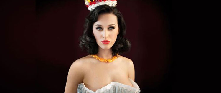 Katy Perry janta com amigo