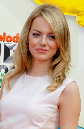 Emma Stone volta a ser loira